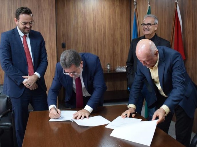TCE/AL e MPAL assinam acordo que reforça fiscalização de transportes escolares da rede pública