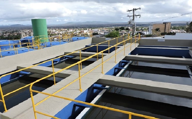 Casal realiza reparos em adutora que abastece Palmeira dos Índios