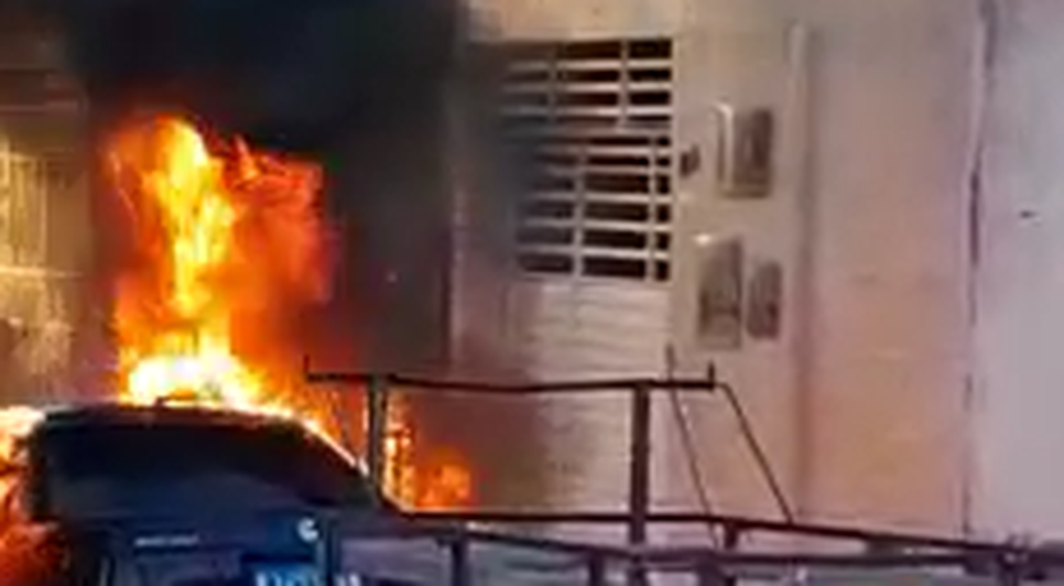 Carro pega fogo e fica destruído na Zona Sul de Aracaju