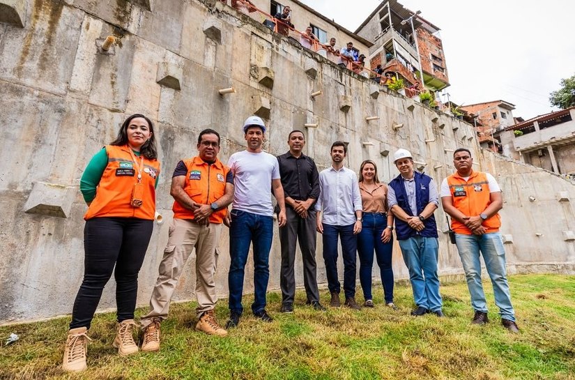 Prefeito Rodrigo Cunha entrega encostas da Grota da Macaxeira e João Sampaio e amplia proteção em áreas de risco