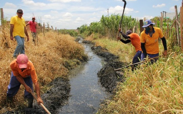 Prefeitura de Arapiraca faz ação de limpeza na nascente do Riacho Piauí
