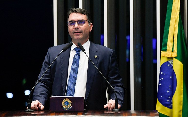 Flávio Bolsonaro manifesta satisfação com depoimento de Silvinei na CPMI