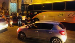 Ônibus invade casa