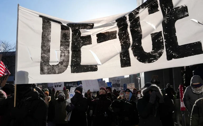 A procuradora-geral dos EUA, Pam Bondi, anuncia mais duas prisões relacionadas ao protesto na igreja de St. Paul