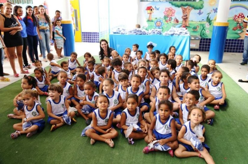 Campo Alegre: em visita a creches, prefeita entrega novos fardamentos