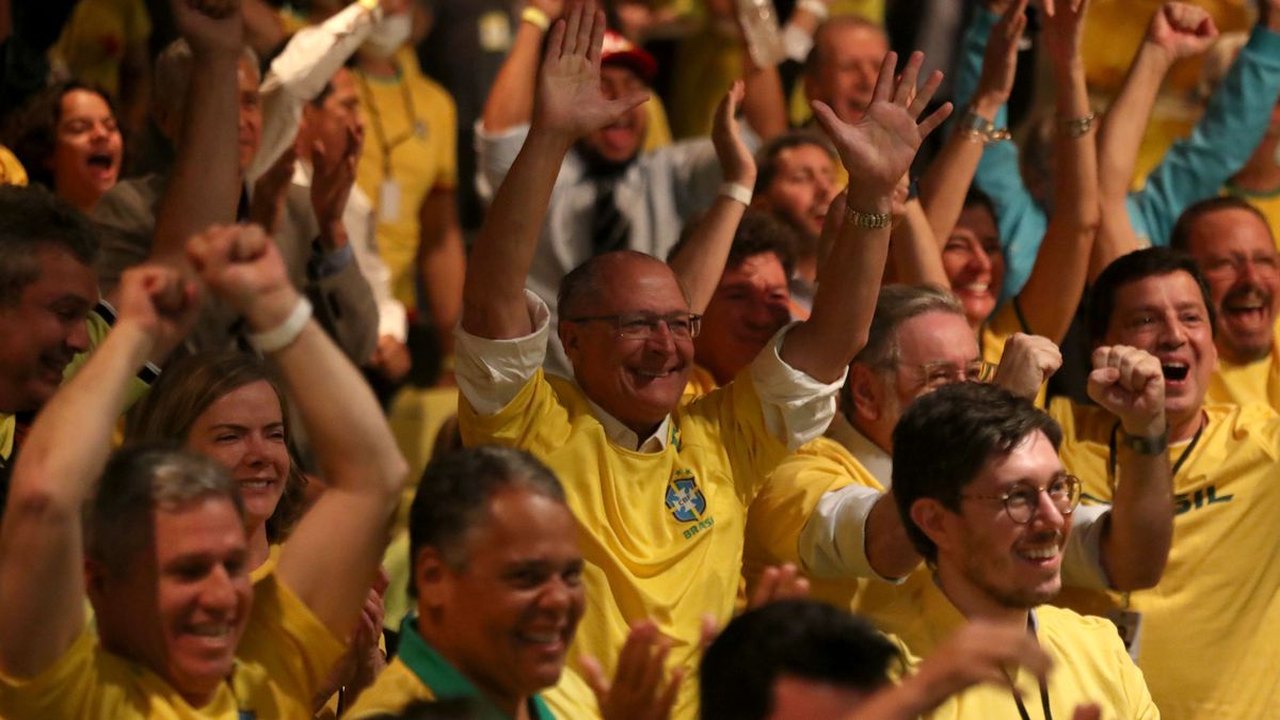 No telão da transição, equipe aplaude gols de Richarlison e saída de Neymar