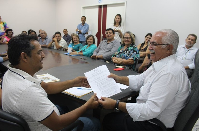 Rogério dá posse ao novo Conselho Municipal de Saúde de Arapiraca