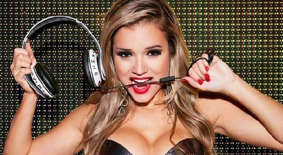 1229757_aryane-steinkopf-faz-pose-com-fones-de-ouvido.jpg