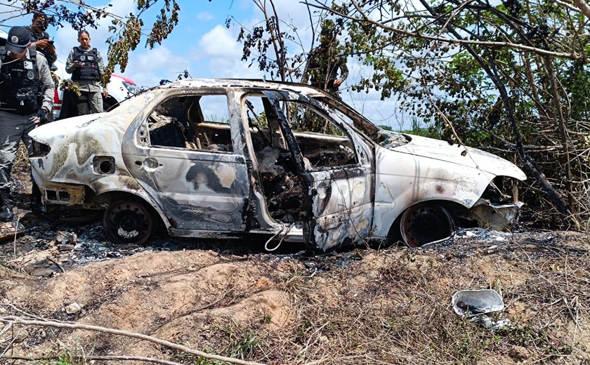 Dois corpos são encontrados carbonizados dentro de carro em estrada no Benedito Bentes