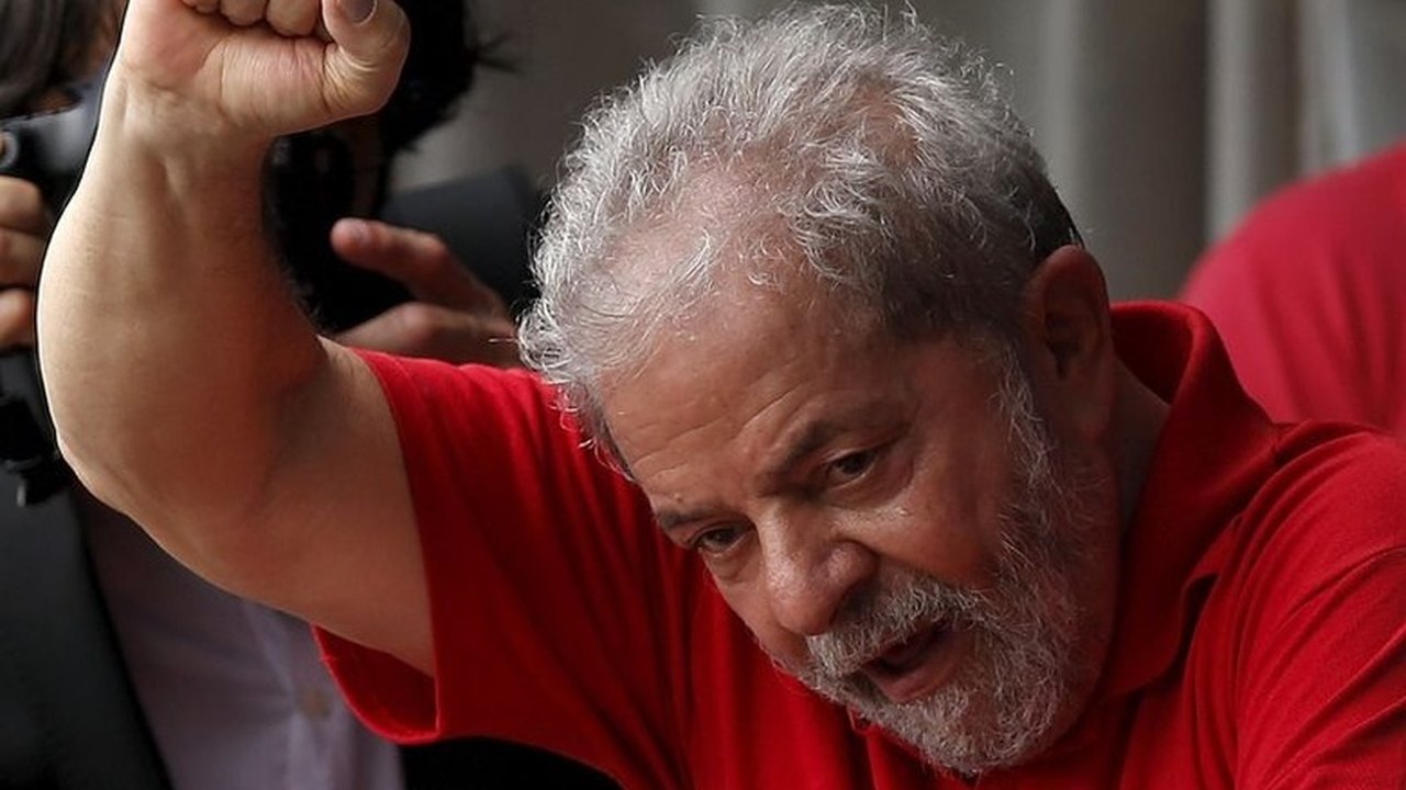 Lula faz ato com intelectuais em busca de apoio