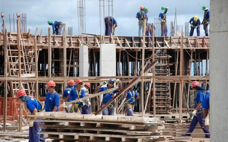 Construção civil cresce no ‘mundo real’, mas despenca na Bolsa