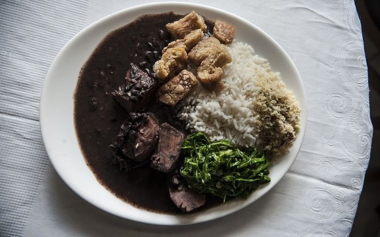 Restaurante terá que indenizar consumidor por cabelo em prato de comida