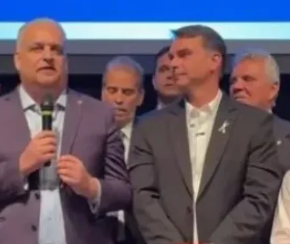 Flávio Bolsonaro anuncia Alfredo Gaspar como candidato a vice na disputa presidencial