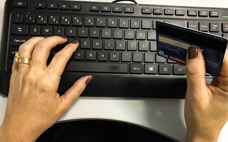 Juro médio no crédito livre cai para 43,5% em agosto, diz BC; cheque especial fica em 132,0%