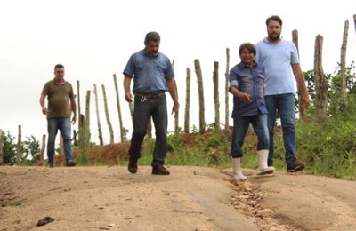 Prefeitura de Santana do Mundaú realiza rebaixamento na ladeira de acesso ao Sítio das Amoras   