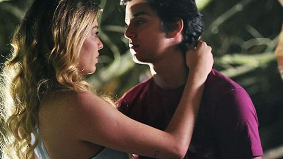 Jornal: ator de 'Fina Estampa' fica tímido em cenas de sexo