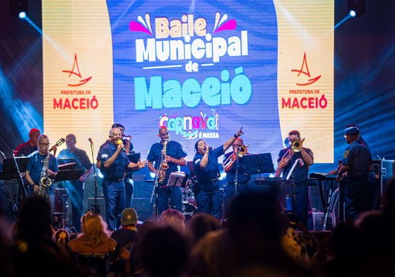 Baile Municipal resgata tradição e anima foliões na Praça Dois Leões