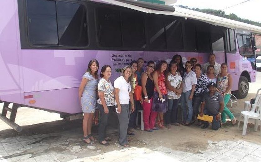 Ônibus de atendimento à mulher leva serviços a Santana do Mundaú