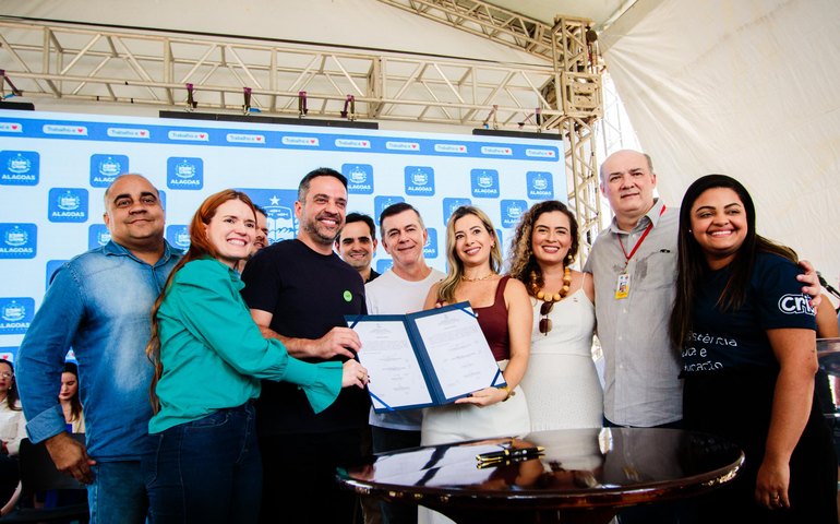 Governador assina ordem de serviço para construção de Creche Cria e escola no Campus da Ufal