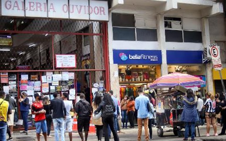 Com aglomeração e sem distanciamento, Belo Horizonte reabre comércio