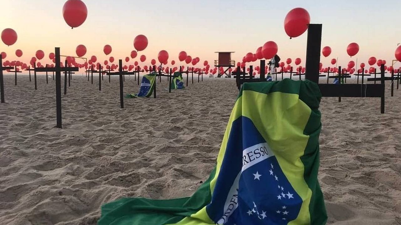 ONG faz protesto em Copacabana por quase 100 mil brasileiros mortos por covid-19