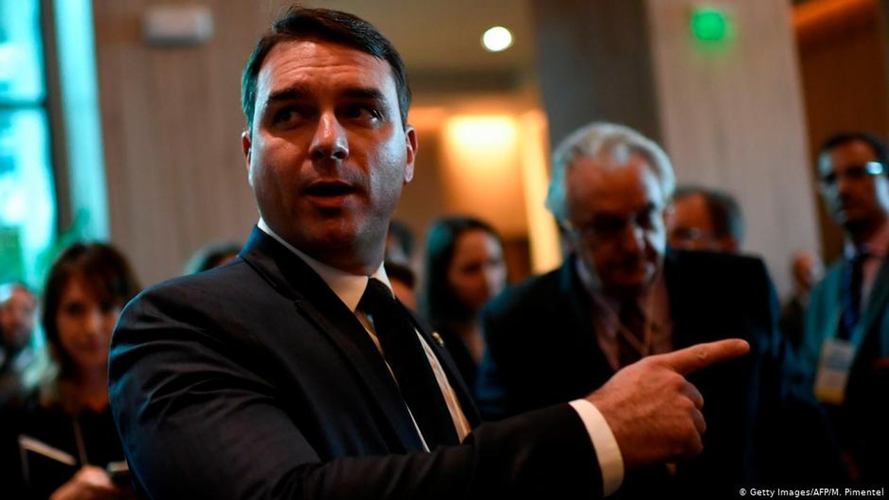 Flávio Bolsonaro quebra silêncio sobre morte de miliciano