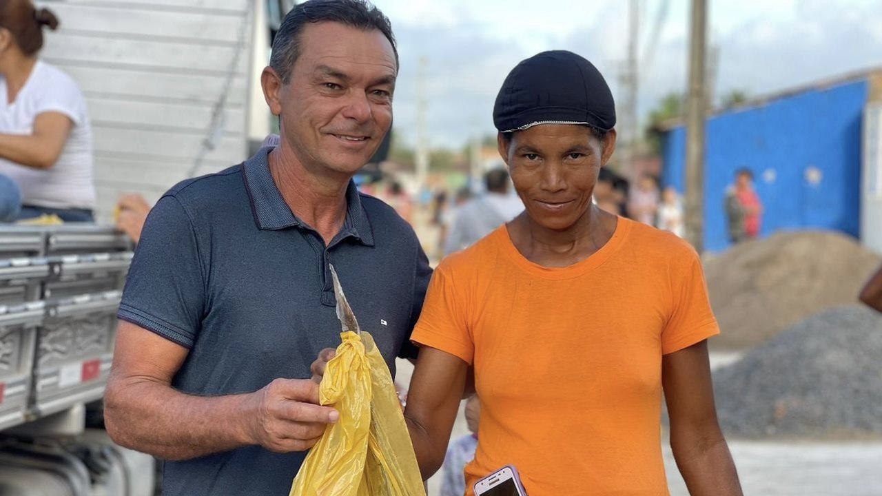 Prefeitura de Anadia distribui kits e 6 toneladas de peixe à população