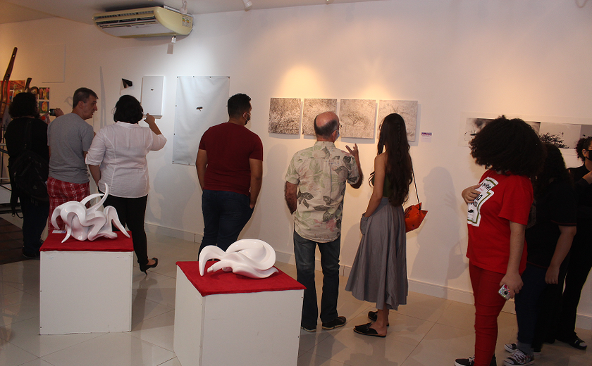 Vernissage da Exposição “RetroExpectativas” recebe artistas, convidados e acadêmicos na Galeria Cesmac de Arte Fernando Lopes