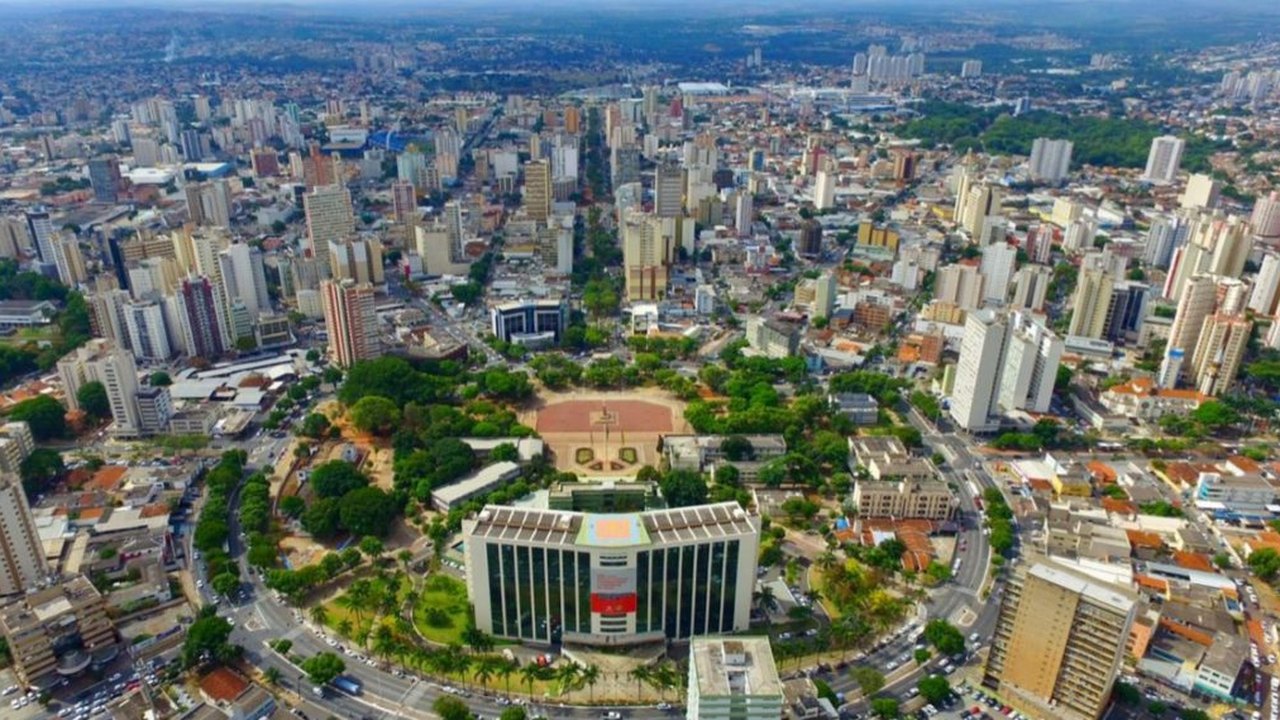 Vitrine rica do país, Goiânia vive boom do consumo de luxo, com rooftop  badalado e fila para Porsche