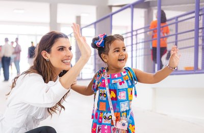 Marina JHC visita novo Gigantinhos,  ouve mães e almoça com alunos