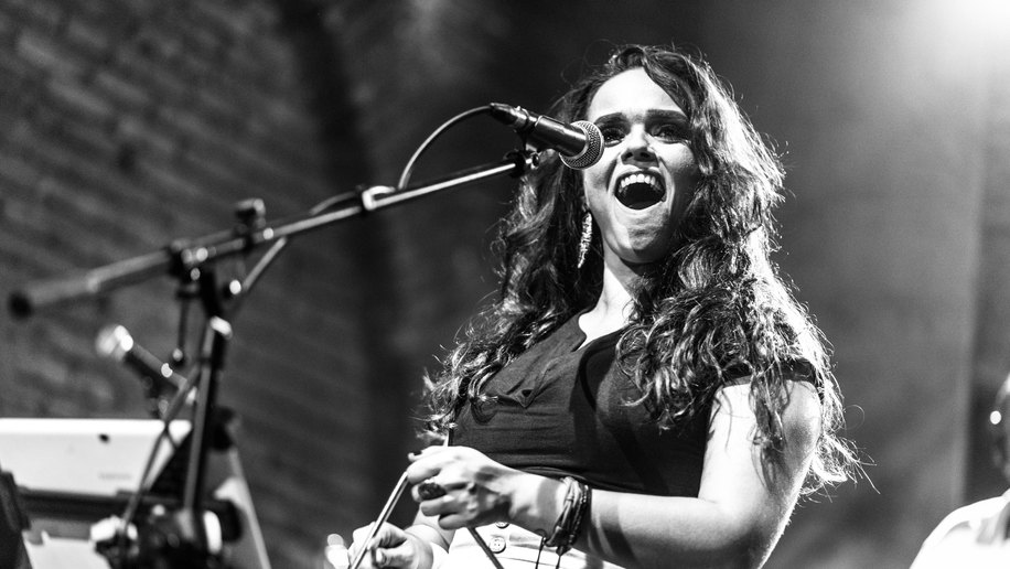 Roda de Forró: Fernanda Guimarães se apresenta na Toca do Calango com show “Pés em Casa”