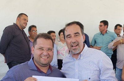 Prefeito Seninha comemora novo veículo e Academia de Saúde para Coité 
