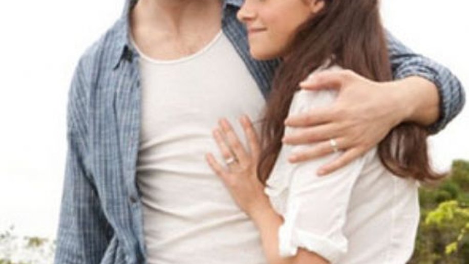 Robert Pattinson e Kristen Stewart brigam em première