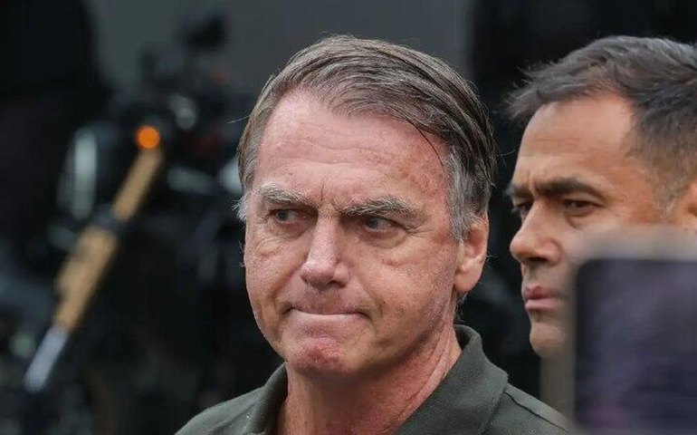 PL suspende salário e funções de Bolsonaro após perda de direitos políticos