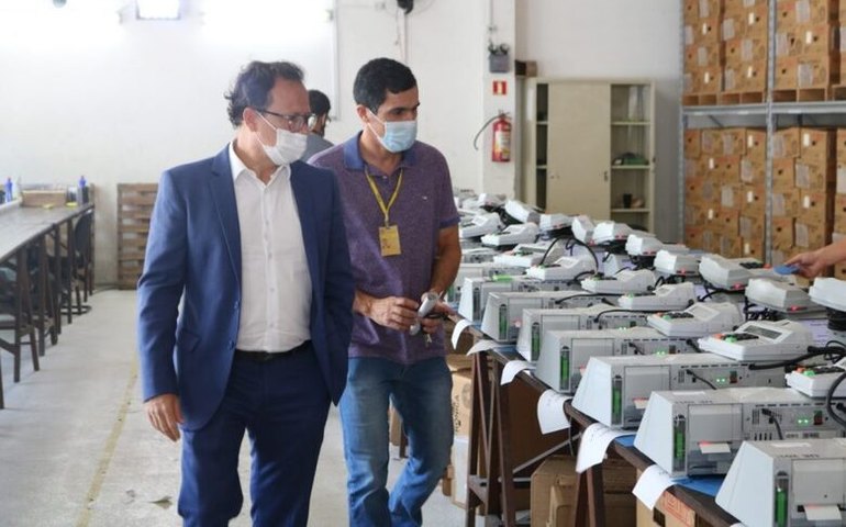 Eleições: Comissão Eleitoral da OAB-AL acompanha procedimento de lacre das urnas eletrônicas