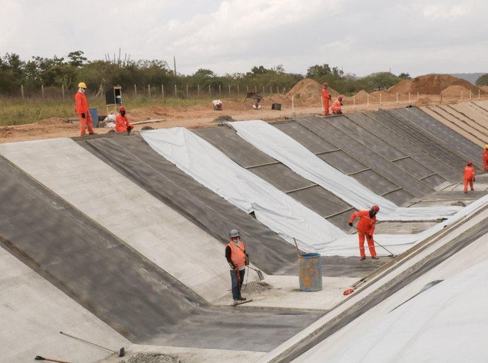 Seinfra acompanha avanço das obras do Canal do Sertão e participa de detonação de rocha para novo trecho