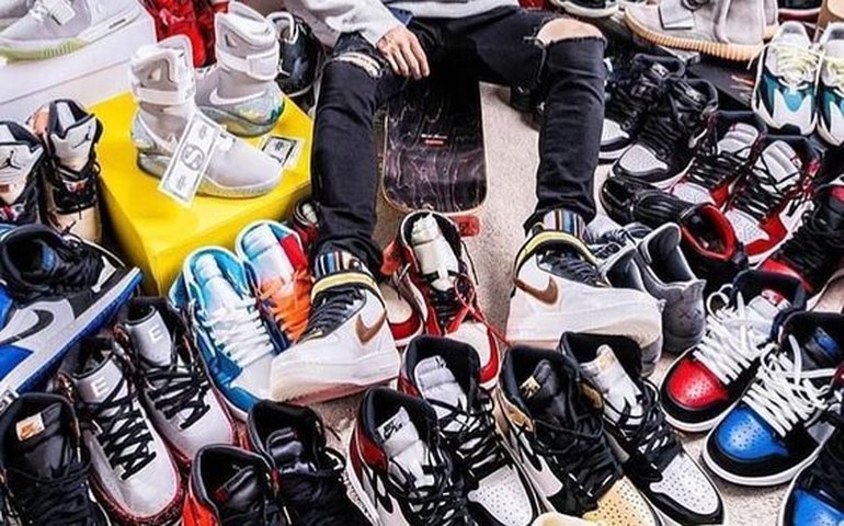Com modelos que remetem a Bad Bunny, Maradona e Menudo, colecionador quer entrar no Guinness com maior coleção de tênis do mundo 
