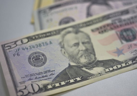 Dólar cai para R$ 5,66 após Copom e acordo entre EUA e Reino Unido