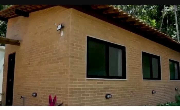 Casa construída com tijolo ecológico