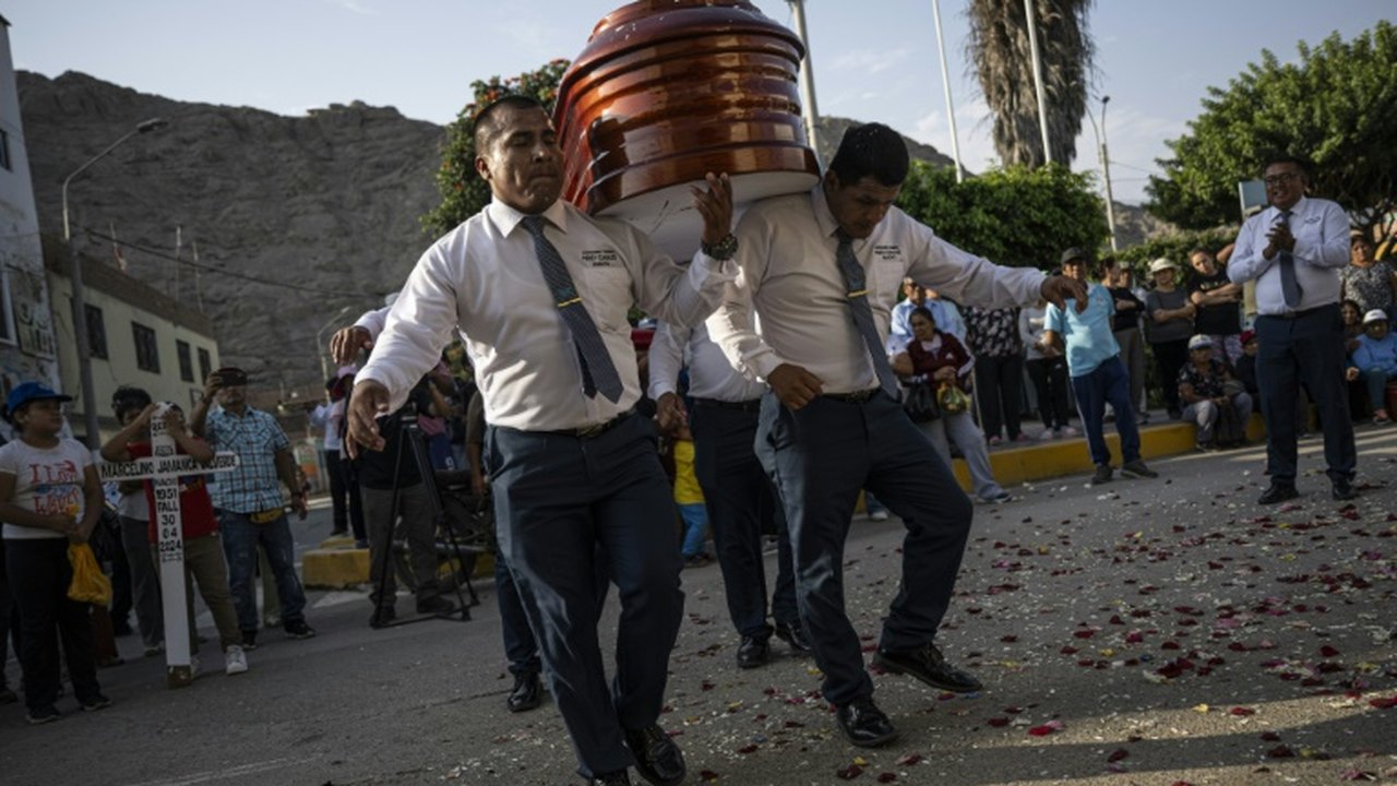 'Dançarinos da morte' protagonizam enterros festivos e trocam dor pelo riso no Peru; vídeo