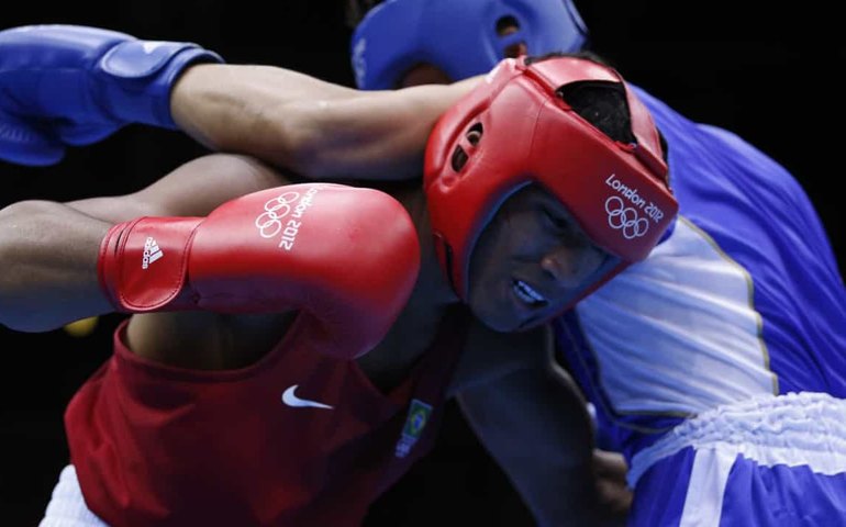 Esquiva Falcão vence russo por nocaute técnico no quarto assalto