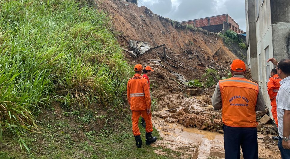Três residências e um prédio são atingias por deslizamento de terra em São Cristóvão / Foto: Foto: Prefeitura de São Cristóvão