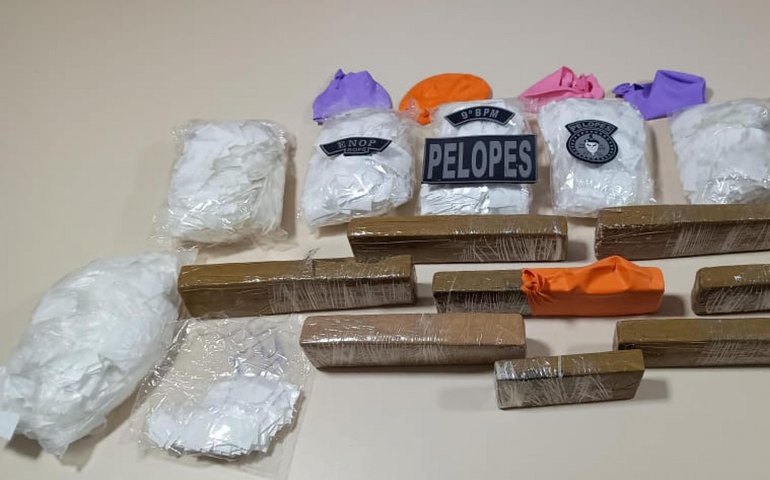 PM apreende quase 7kg de entorpecentes dentro de ônibus em Delmiro Gouveia