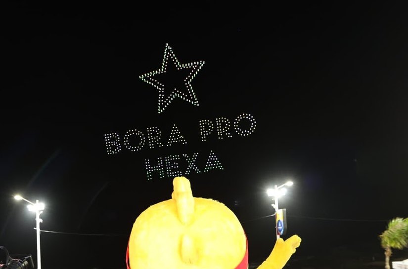 Canarinho cai na folia no Carnaval de Salvador e ganha homenagem do iFood em espetáculo de drones