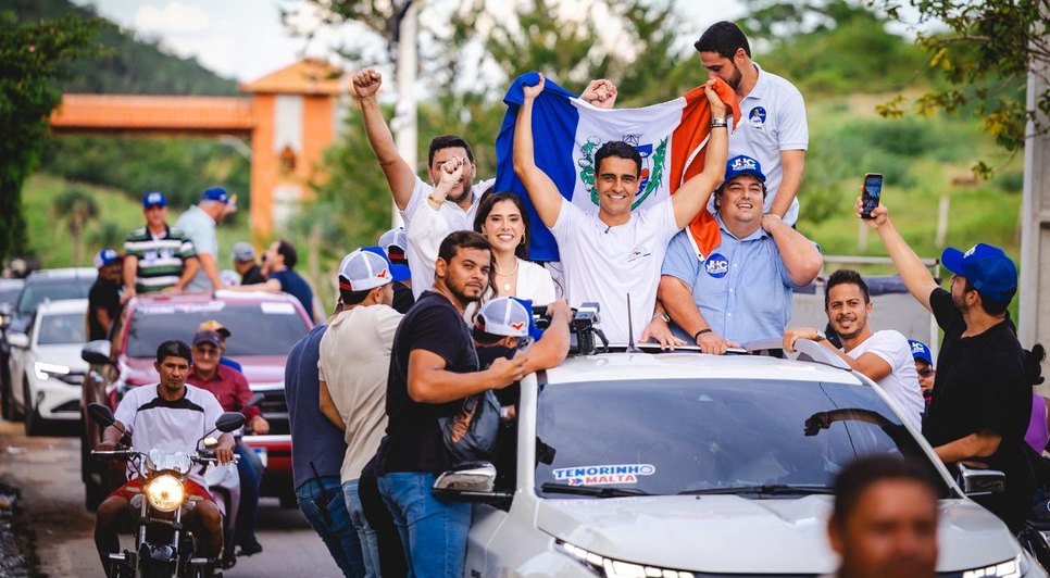 JHC em caminhada com apoiadores. Fonte: Ascom PSDB