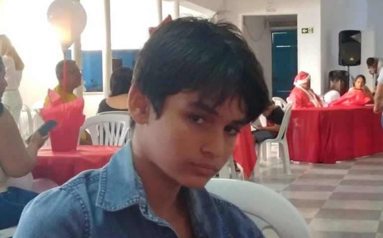 Cantor autista Miguel Arthur será atração desta tarde no Teatro Cultural da Inclusão, em Palmeira