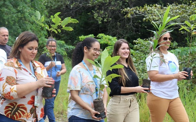 Casal encerra atividades do Mês do Meio Ambiente com plantio de mudas