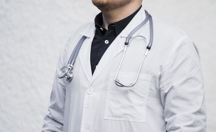 Lei promulgada na ALE proíbe profissionais de saúde de circular em locais públicos usando jalecos e EPIs em Alagoas