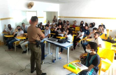 Estudantes de escolas da Semed Penedo recebem orientações por meio de palestras