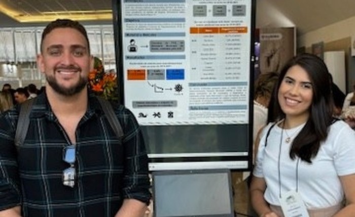 Professor Muller e Vitória Sarmento, durante participação em evento acadêmico